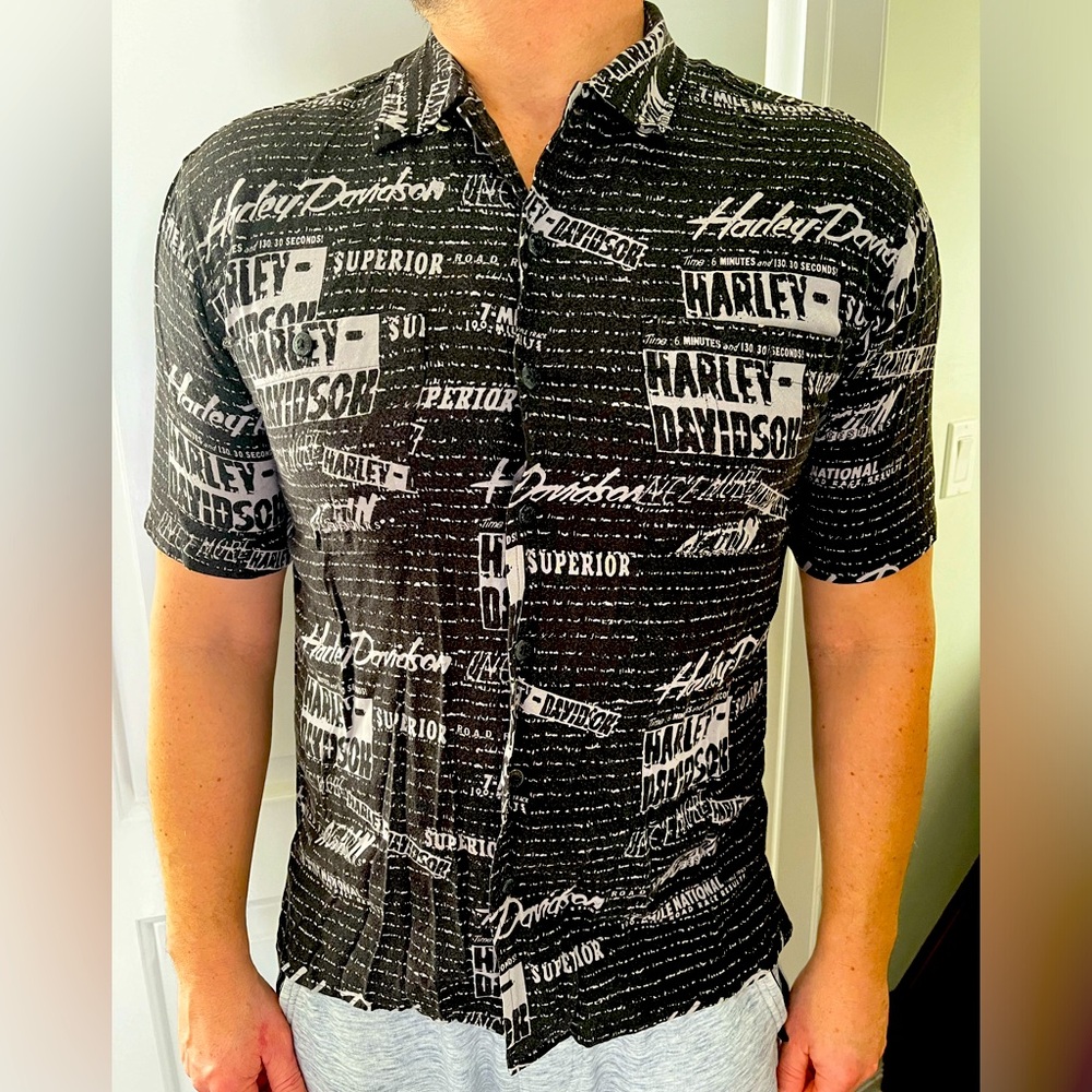 Men Harley Davidson button shirt sz M
Rayon excellent barely used black superior